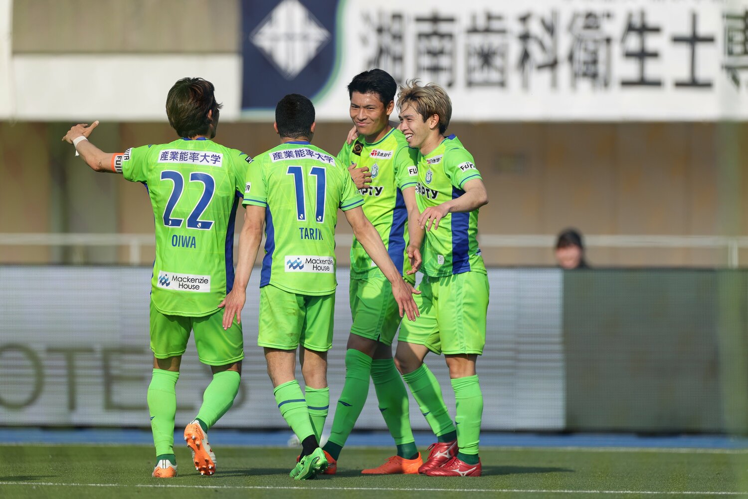 前半だけでハットトリックを決め、チームメイトに祝福される町野（右から2番目）©︎J.LEAGUE