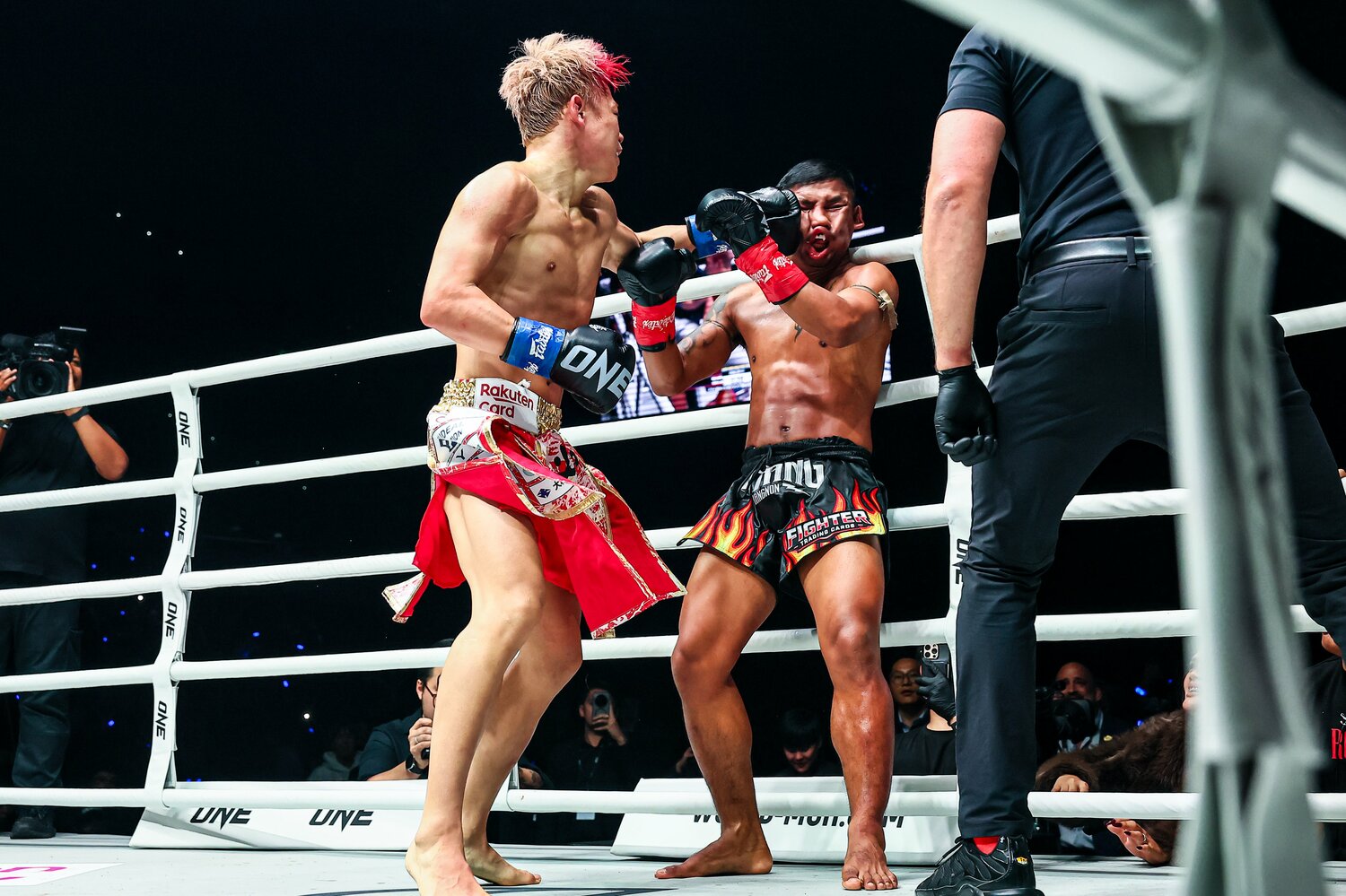 武尊がロッタンから4度目のダウンを奪う瞬間　©ONE Championship Susumu Nagao