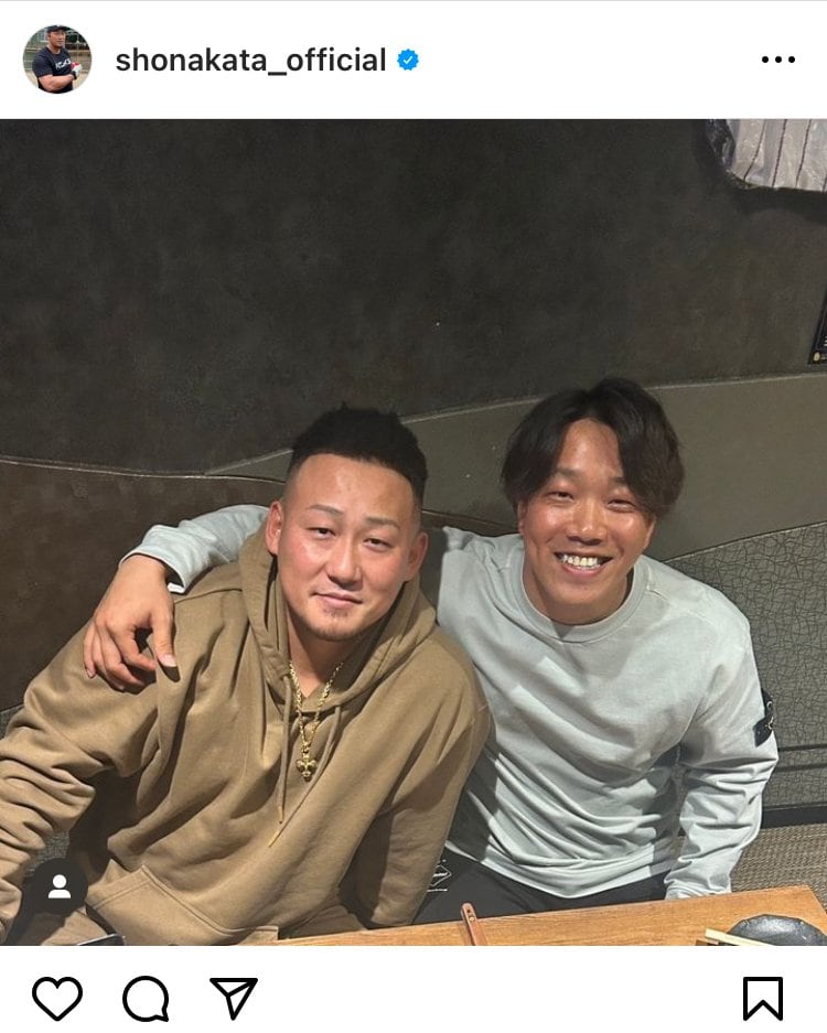 会見前夜、中田が食事をしていた店を訪れて早速挨拶した柳（右）　©︎中田翔Instagramより