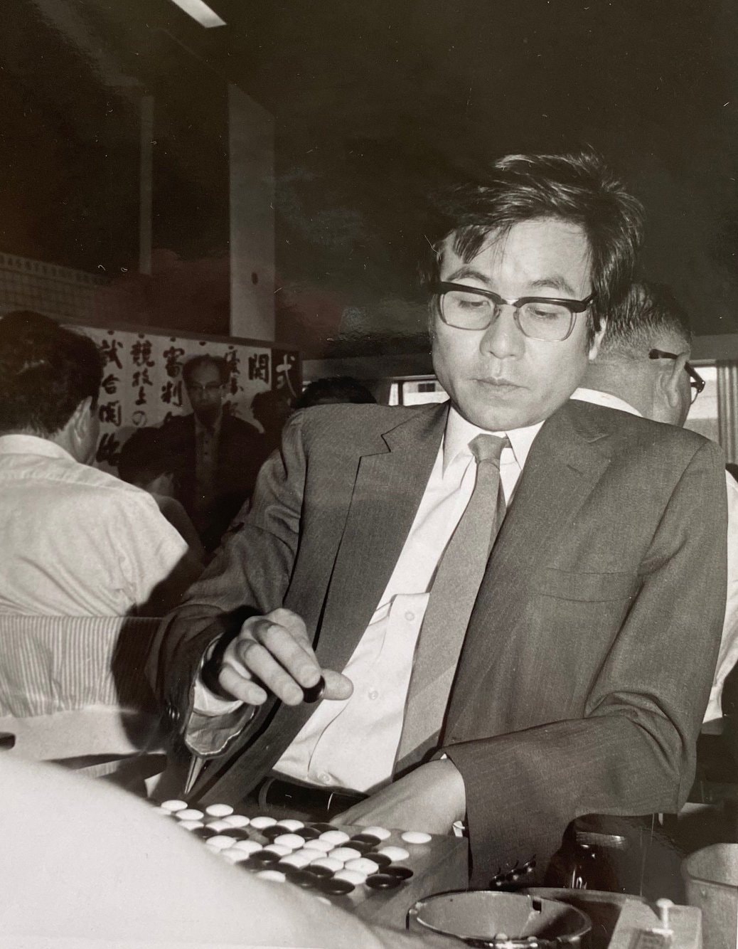 趣味の囲碁を打つ光景。芹沢はアマ六段の棋力があり、豪傑として知られた囲碁棋士の藤沢秀行名誉棋聖とは競輪仲間だった　©Noboru Tamaru