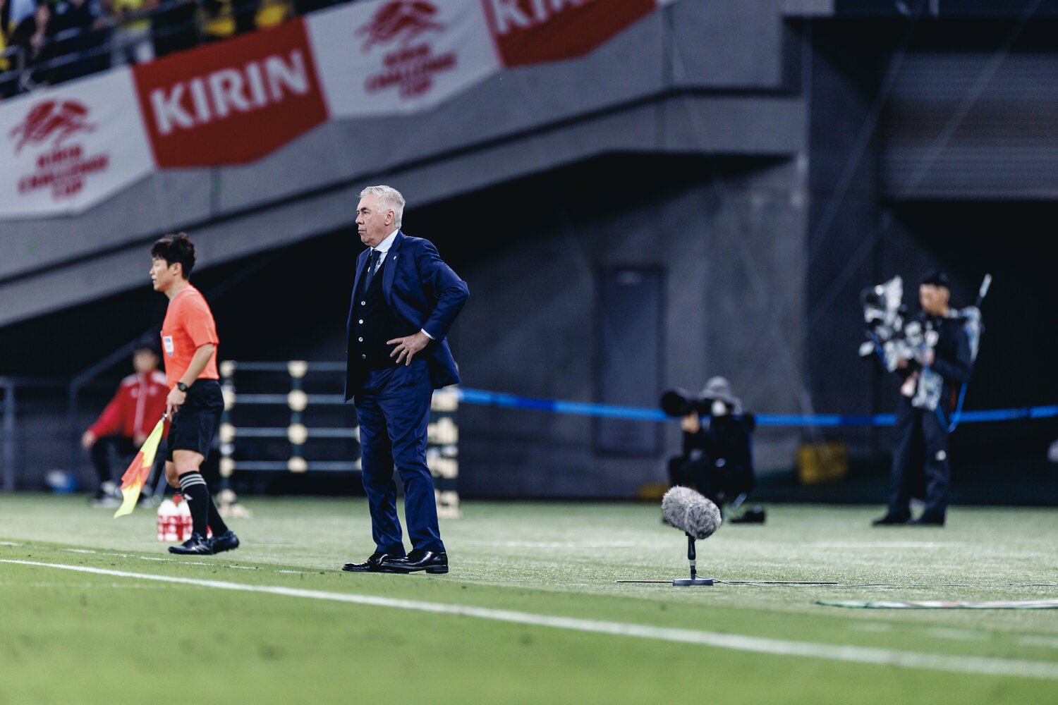 ピッチサイドで戦況を見守るアンチェロッティ監督 ©Kiichi Matsumoto