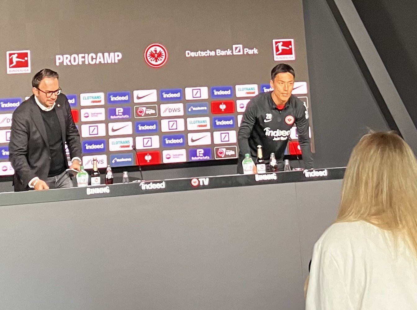 会見場に姿を現した長谷部。広報担当者が臨席したが、通訳はなし　©Kichinosuke Nakano