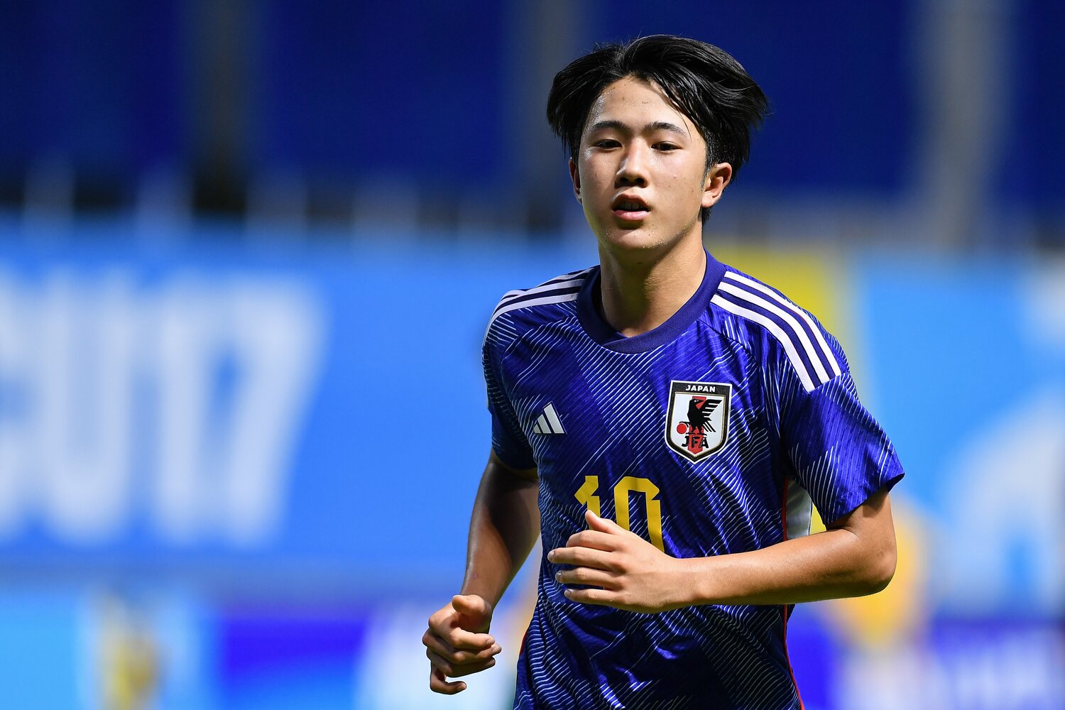 18歳で代表初招集となった佐藤龍之介。U-17日本代表では10番を背負った（当時16歳） ©Getty Images