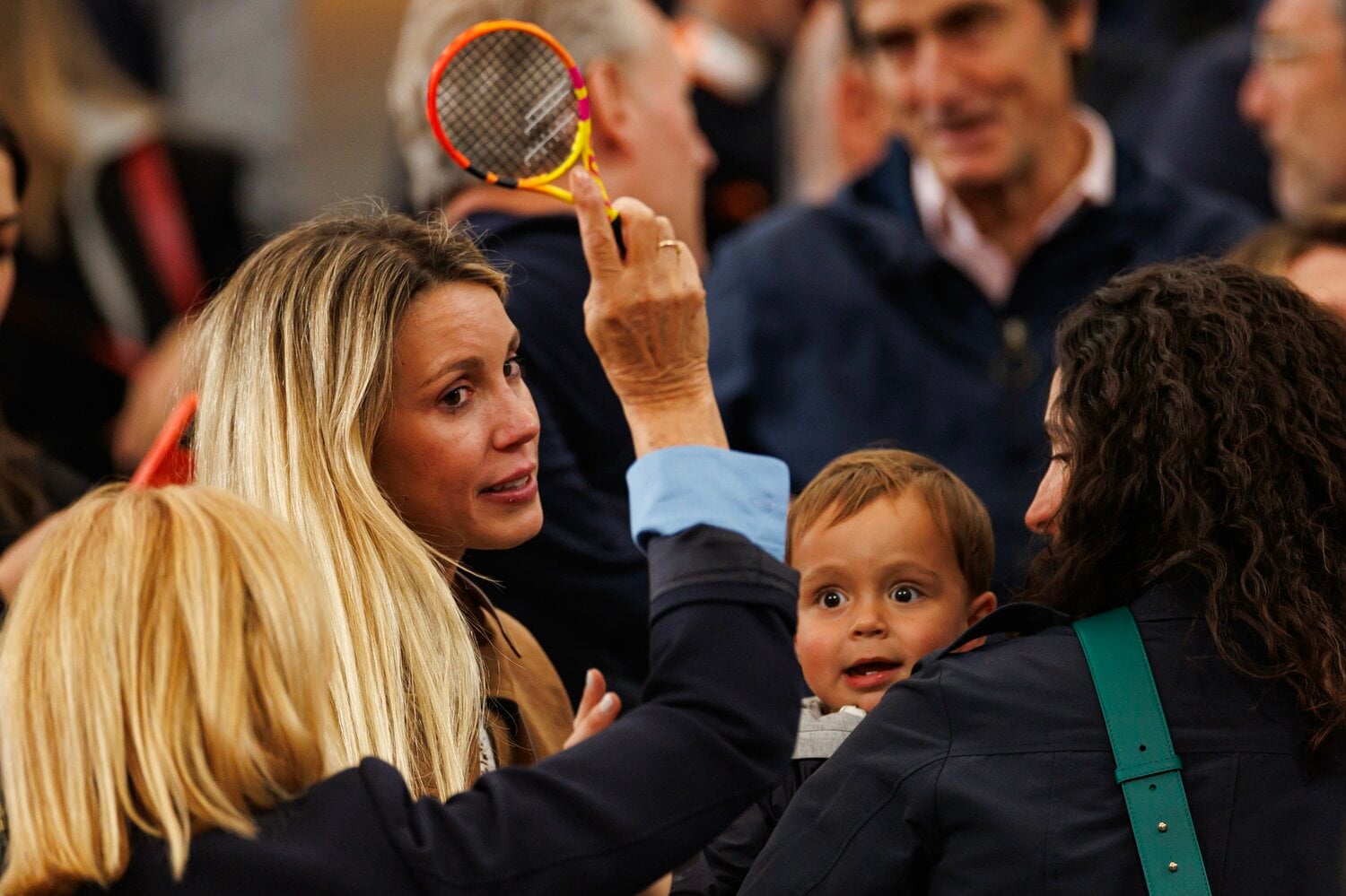 妻のフランシスカ(黒髪の女性)が抱く愛息ラファエルをミニラケットであやすナダルの母と妹 ©Getty Images
