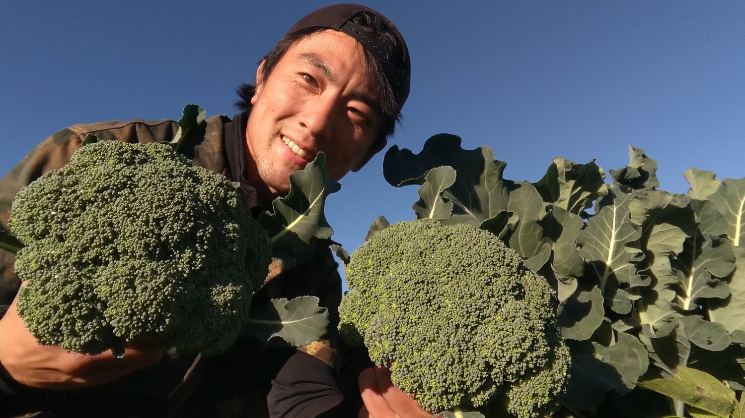 プロレスラーの活動を続けながら、移住先で農業や狩猟などを行っている　©本人提供