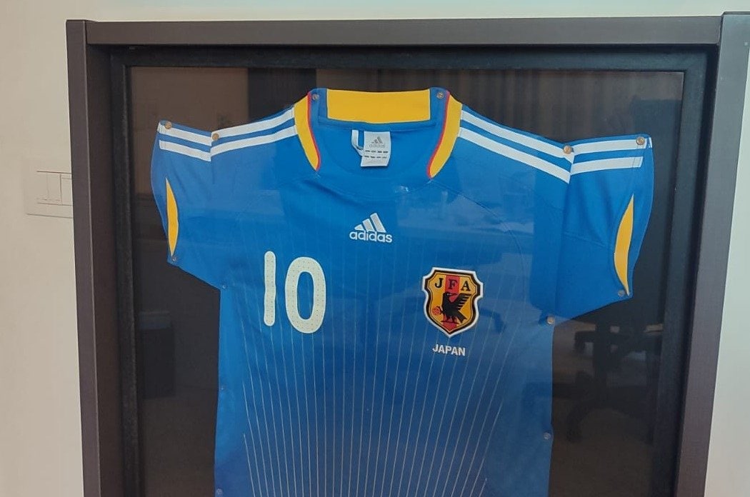 国籍取得と代表入りを願うファンから贈られた背番号10の日本代表ユニフォーム ©Hiroaki Sawada
