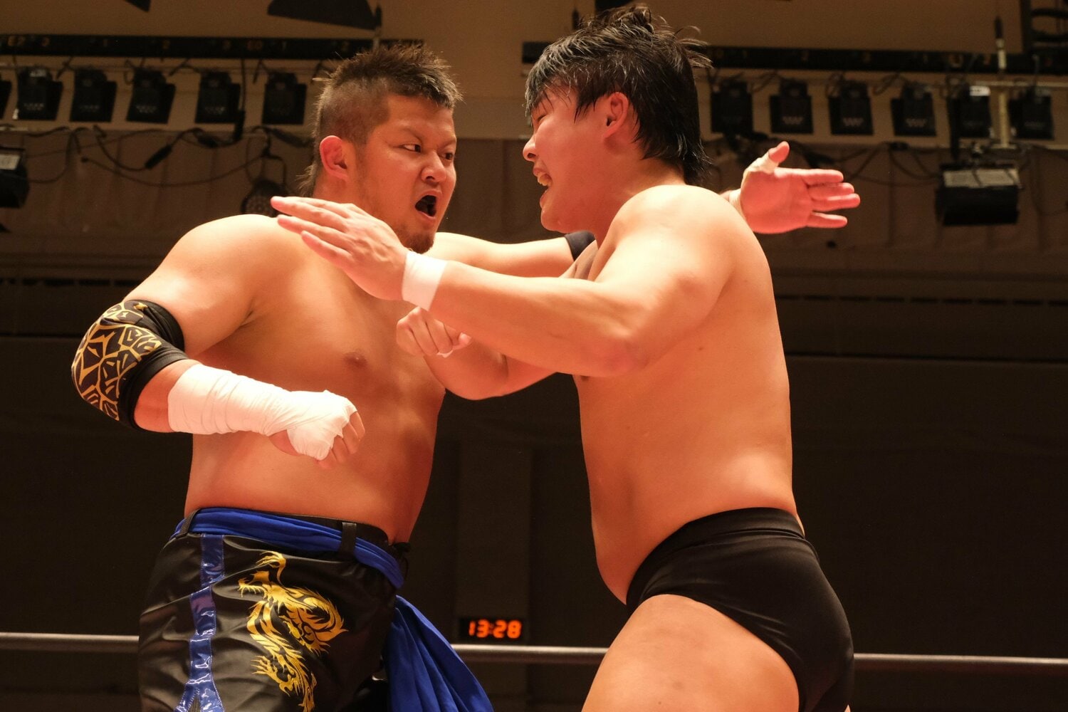 強力なエルボーを放つ野村に、大地も正面からやり返す