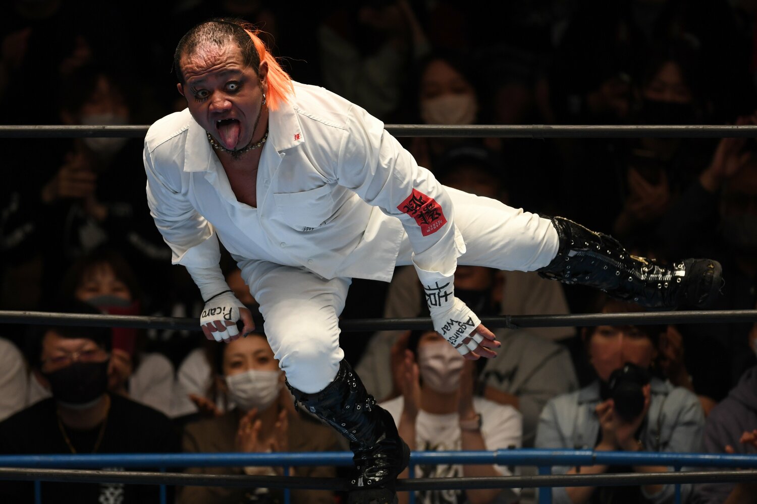 リングインする葛西純（クリックすると「この記事の写真」に飛びます。流血等の過激な写真を含みますのでご注意ください）