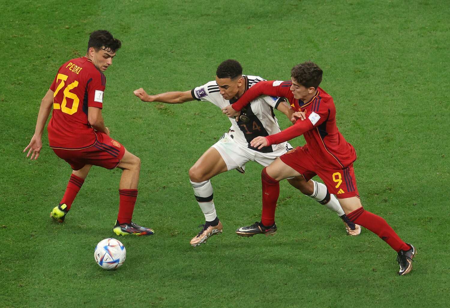 2人がかりでムシアラからボールを奪おうとするガビ(右)とペドリ ©Getty Images