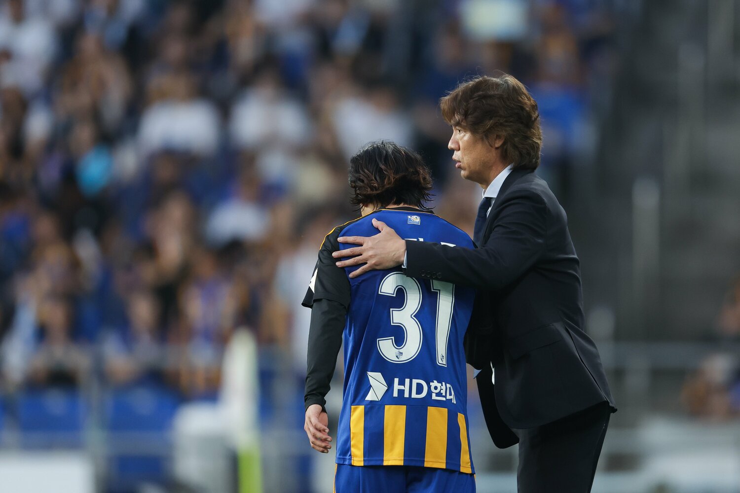 ホン・ミョンボ監督（右）は2021年から蔚山の指揮を執り、22年、23年と連続でリーグ最優秀監督に選出された　©FA photos