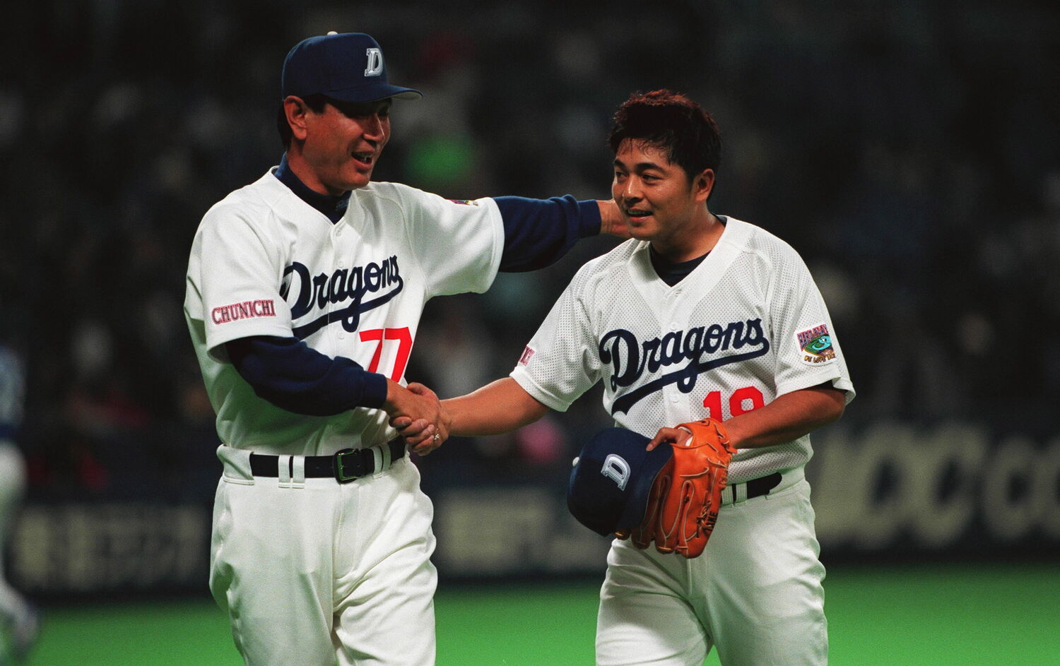 1998年オフに中日に加入した武田一浩。99年4月、移籍後初勝利を挙げ星野監督が笑顔で迎える　©JIJI PRESS