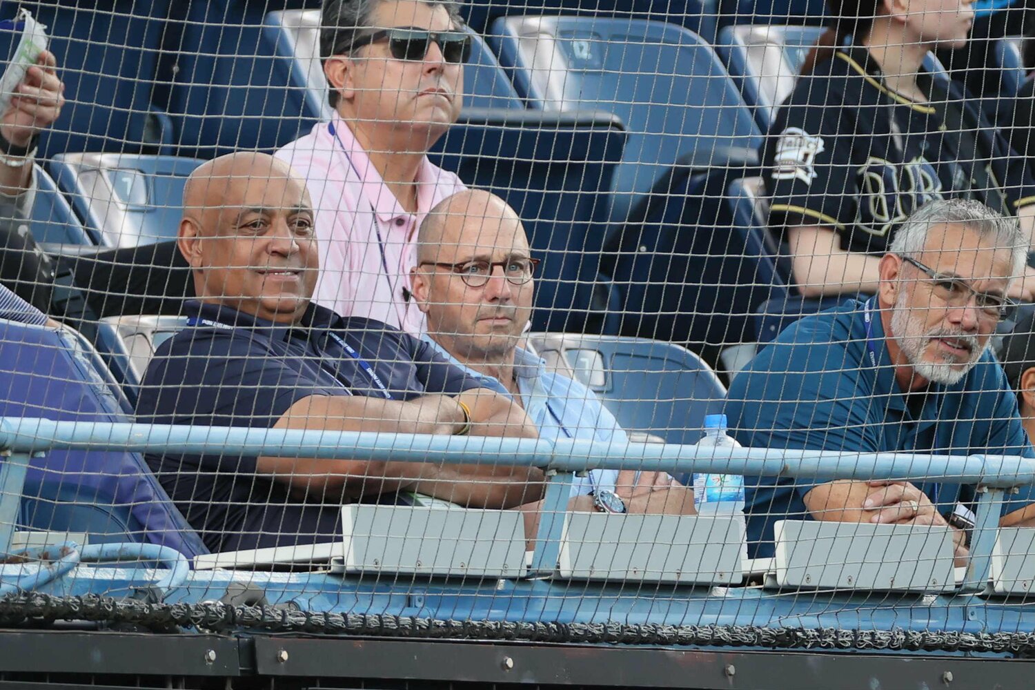 9月、山本由伸の視察のためにZOZOマリンスタジアムを訪れたヤンキースのブライアン・キャッシュマンGM(中央)©︎JIJI PRESS