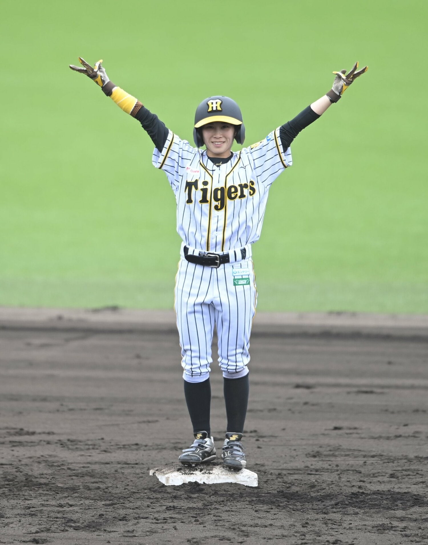 2021年に行われた関西女子硬式野球選手権ラッキートーナメント大会で二塁打を放ちポーズをる 前田　©︎SANKEI SHIMBUN