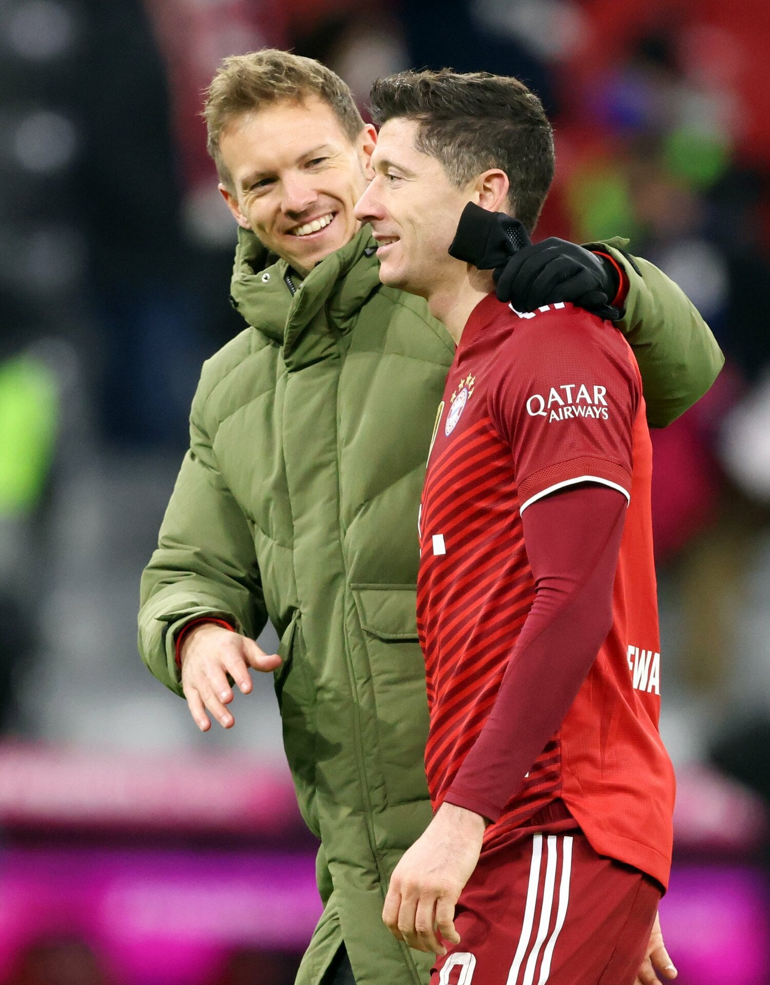 1つ年上のナーゲルスマン監督（左）と言葉をかわすレバンドフスキ　©Getty Images