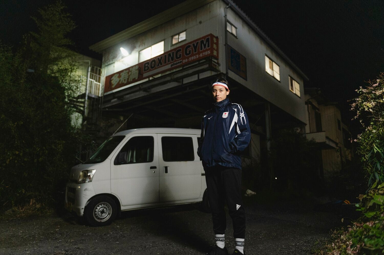 多寿満ジムの前で撮影に応じれくれた津端ありさ ©︎Wataru Sato