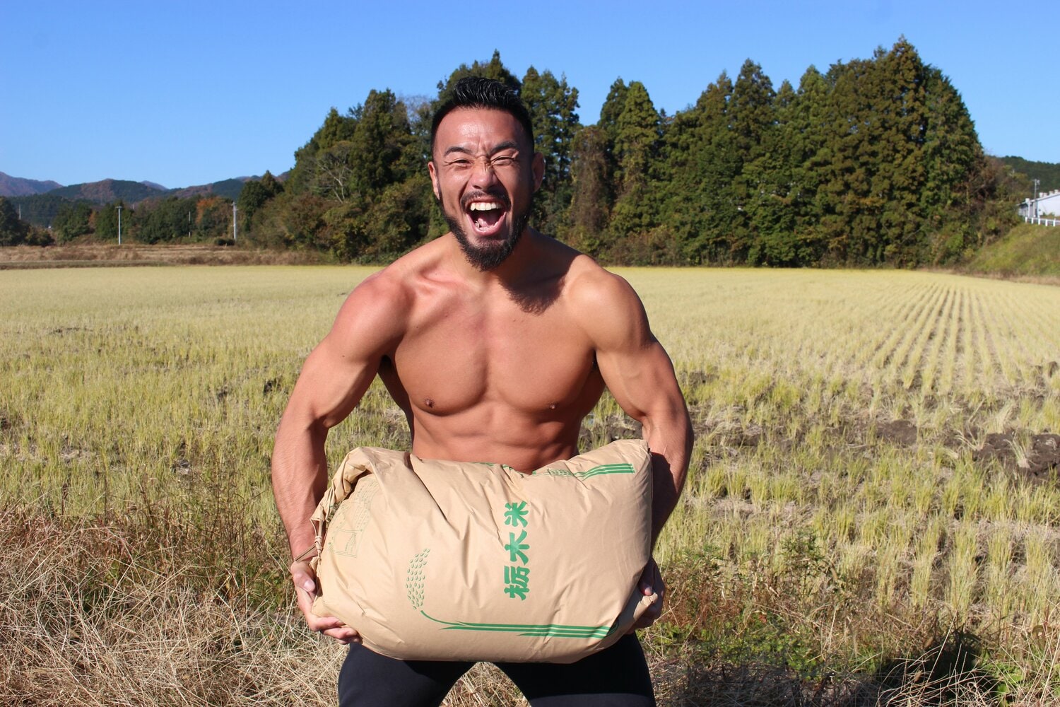 実家の田んぼの前でポーズを決める手塚裕之　©Number Web