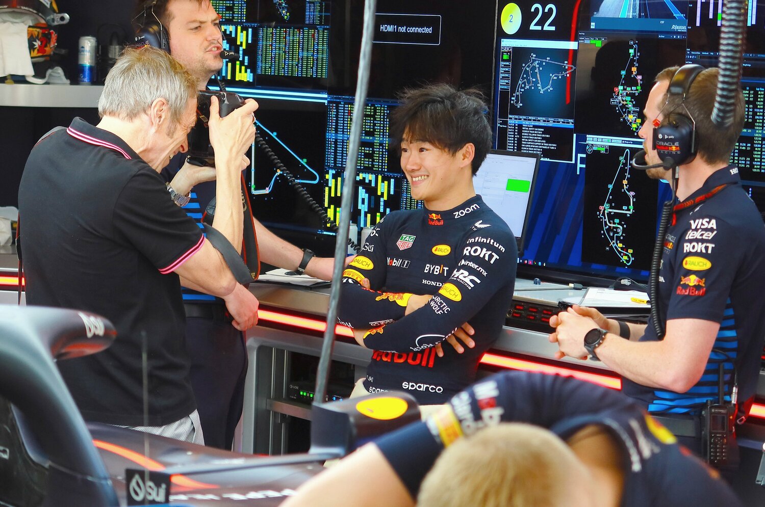 今季最終戦後、アブダビで行われた合同テストでレッドブルのスタッフと談笑する角田 ©Masahiro Owari