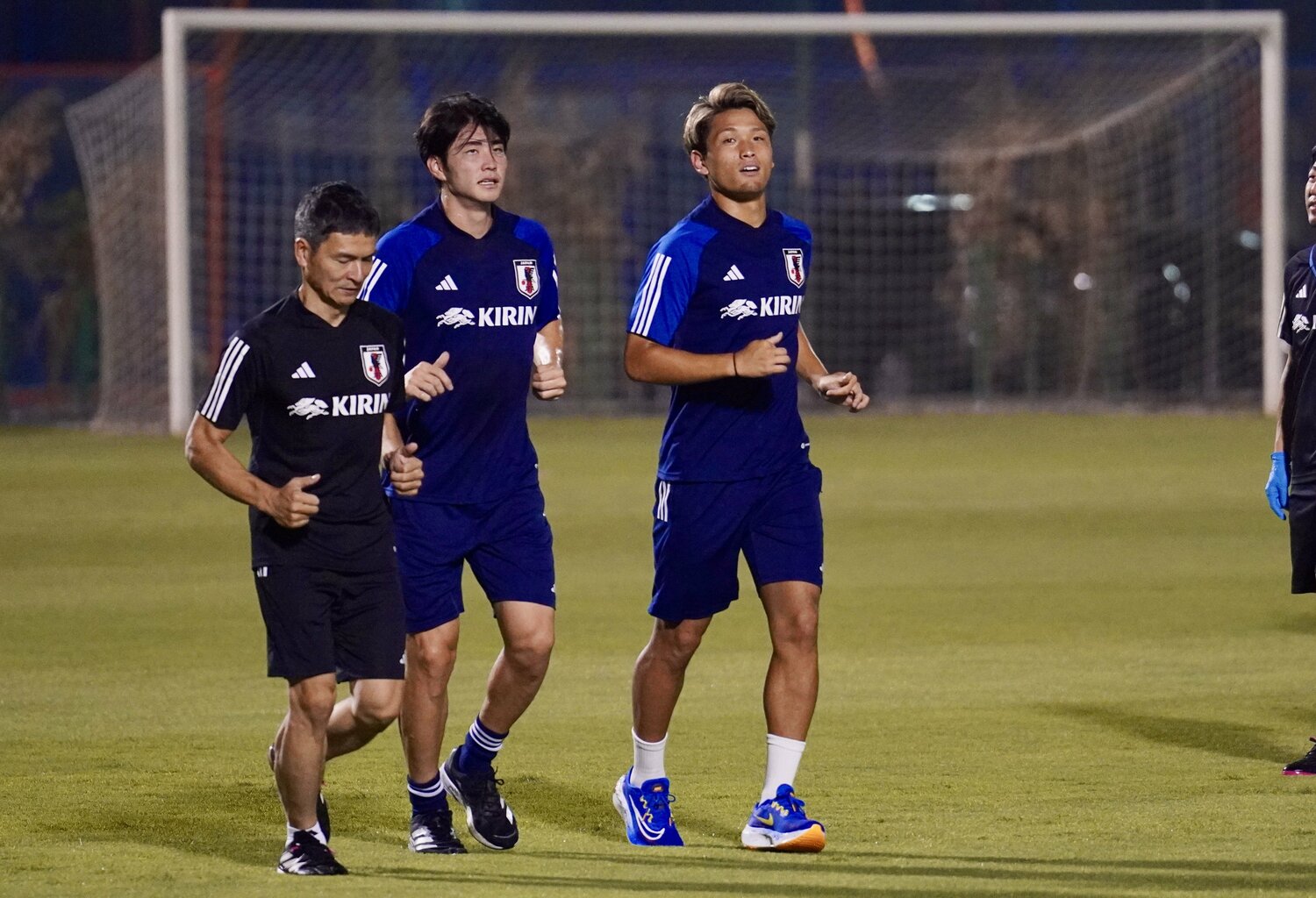 別メニュー調整中の松木玖生（右）と木村誠二（中央）©Atsushi Iio