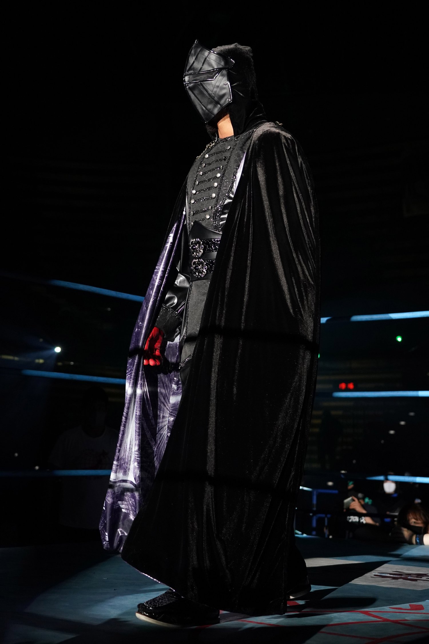 黒いコスチュームに赤の手袋が不気味だ