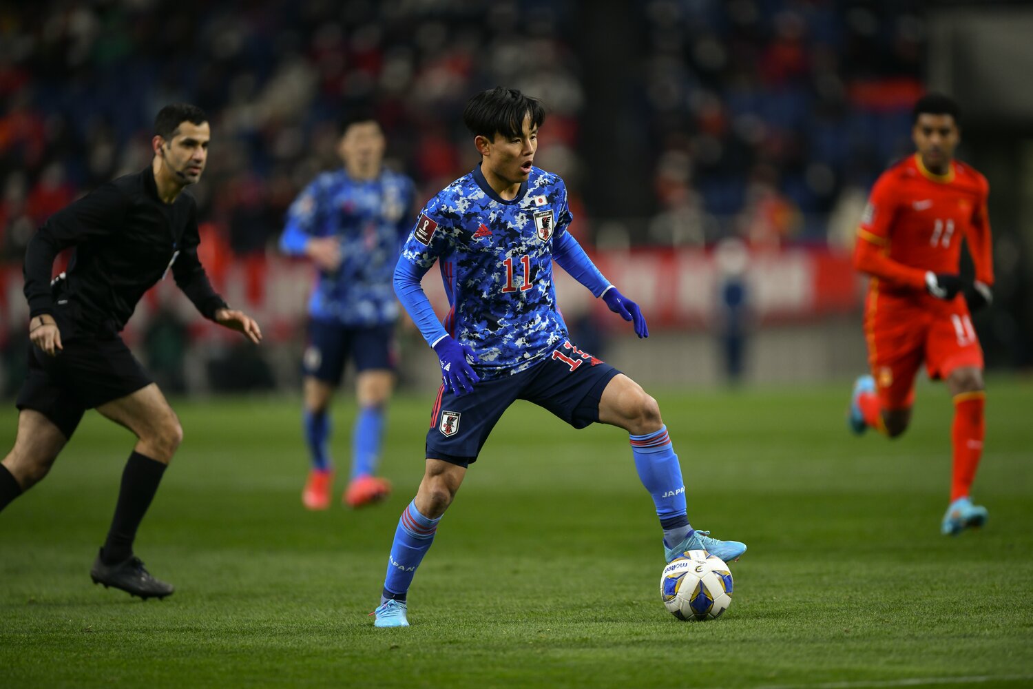 久保建英は「4－2－3－1」のトップ下で起用された　©Takuya Sugiyama/JMPA