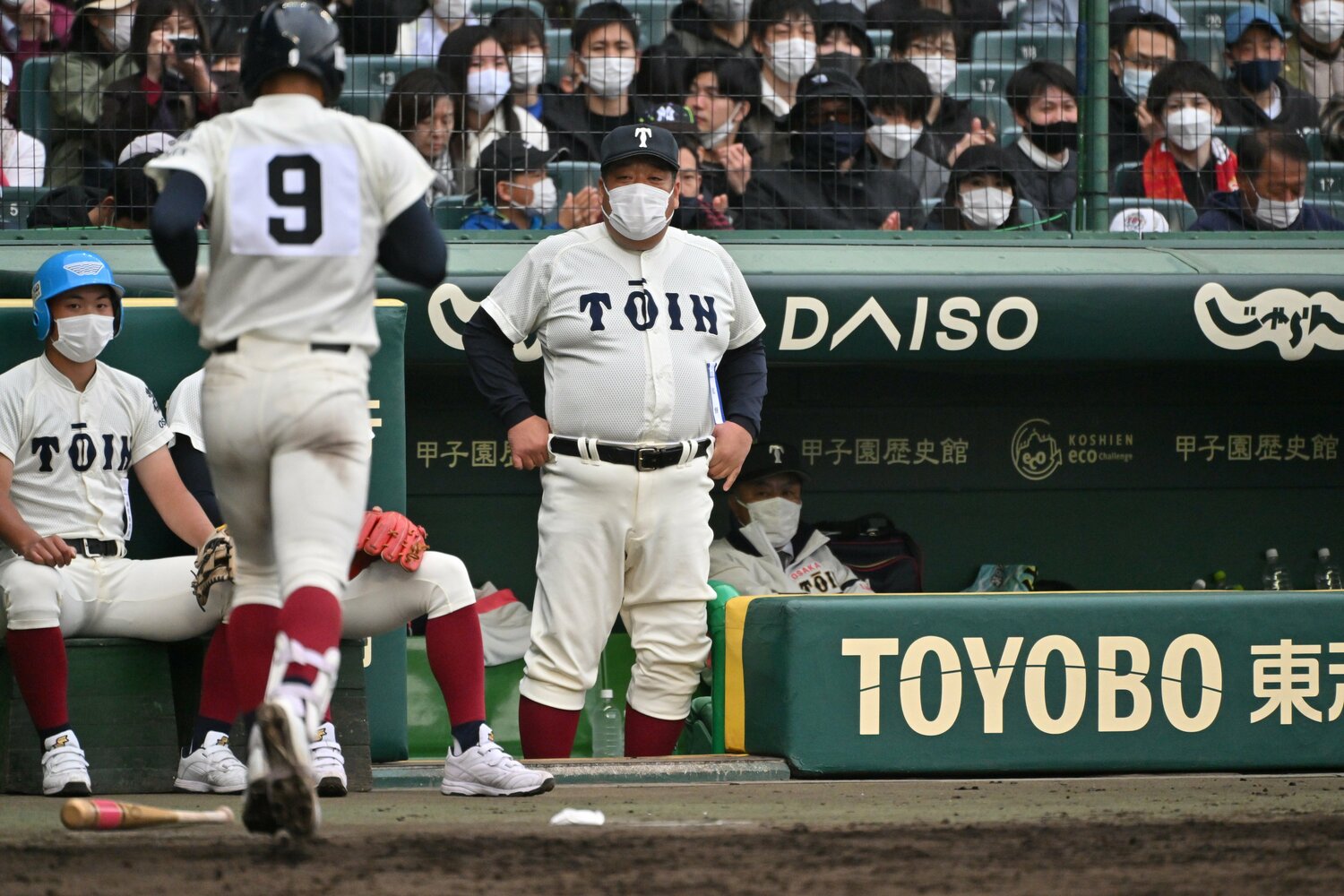 谷口を迎え入れる西谷監督　©Hideki Sugiyama