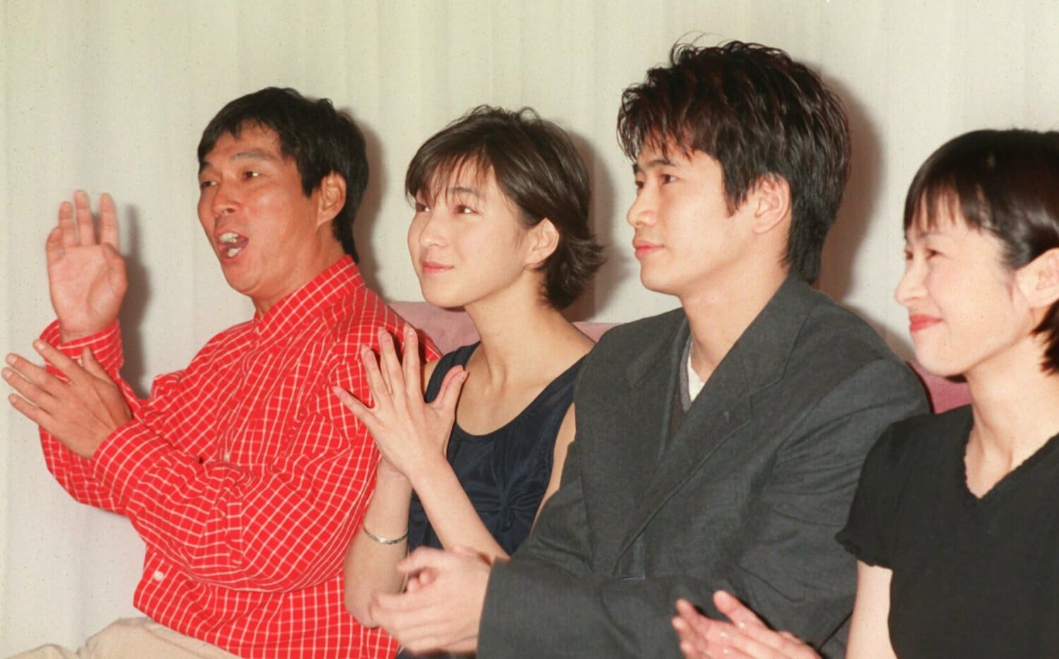 1998年、ドラマ『世界で一番パパが好き』（フジテレビ）製作発表。左から明石家さんま、広末涼子、萩原聖人、西田尚美　©Sankei Shimbun