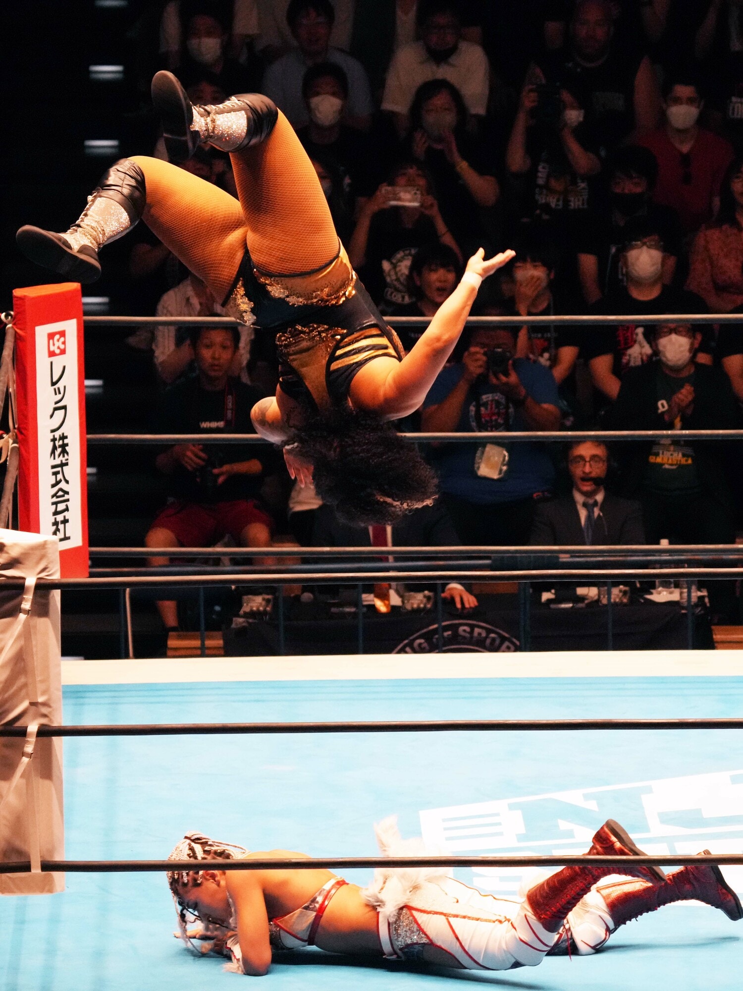 ナイチンゲールのムーンサルトをジュリアは間一髪で回避　©Essei Hara