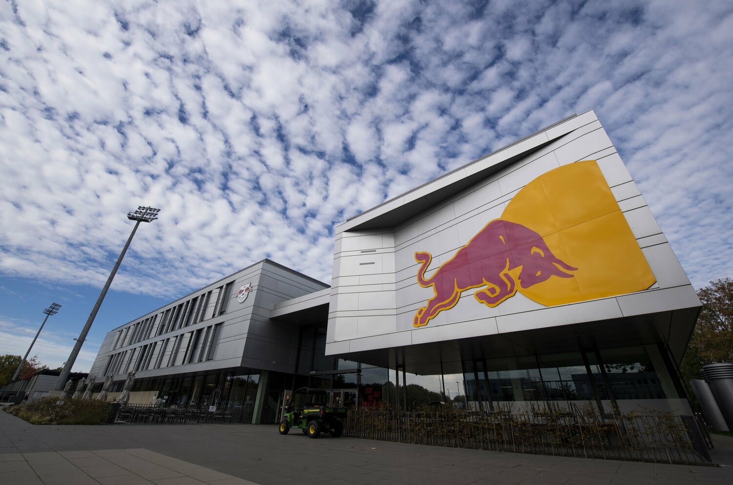 赤い雄牛がデザインされたレッドブルのロゴ。写真はRBライプツィヒのクラブハウス　©Getty Images