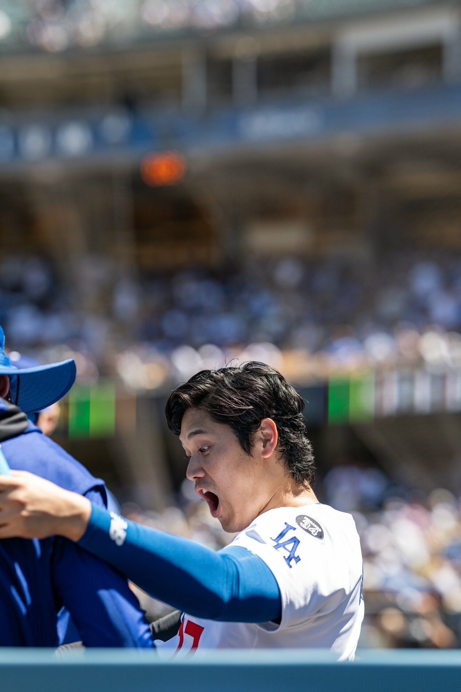 【テレビに映らない大谷名場面】ベンチでなぜかビックリ（写真はまだまだ続きます） ©Nanae Suzuki©Nanae Suzuki