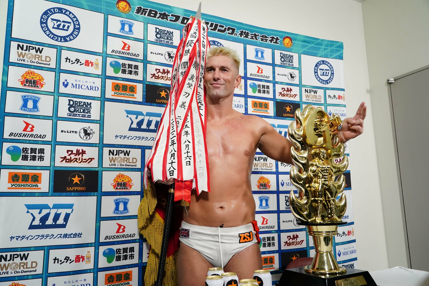 G1優勝旗とトロフィーを前に ©Essei Hara