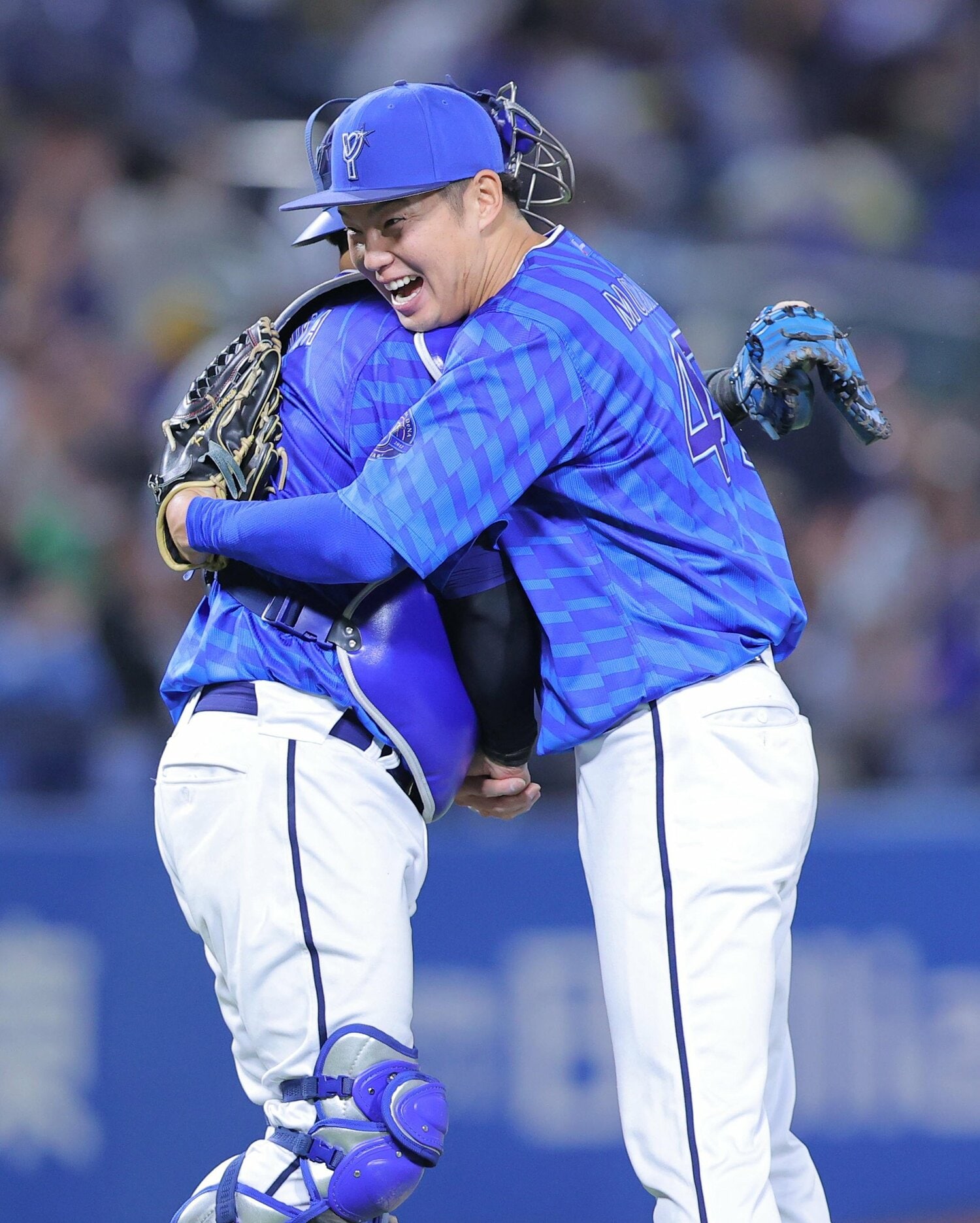 試合を締め、捕手と握手そしてハグを交わす森原　©Sankei Shimbun