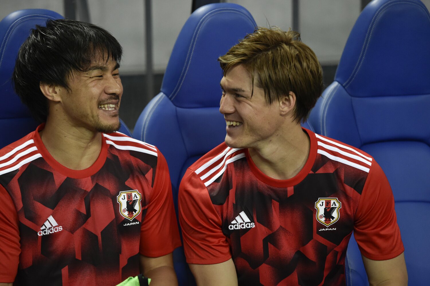2017年、代表戦で談笑する岡崎慎司と酒井高徳　©Asami Enomoto
