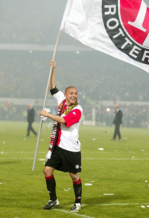 2002年フェイエノールトでUEFA杯優勝。欧州カップ戦を制した初の日本人選手に　©AFLO