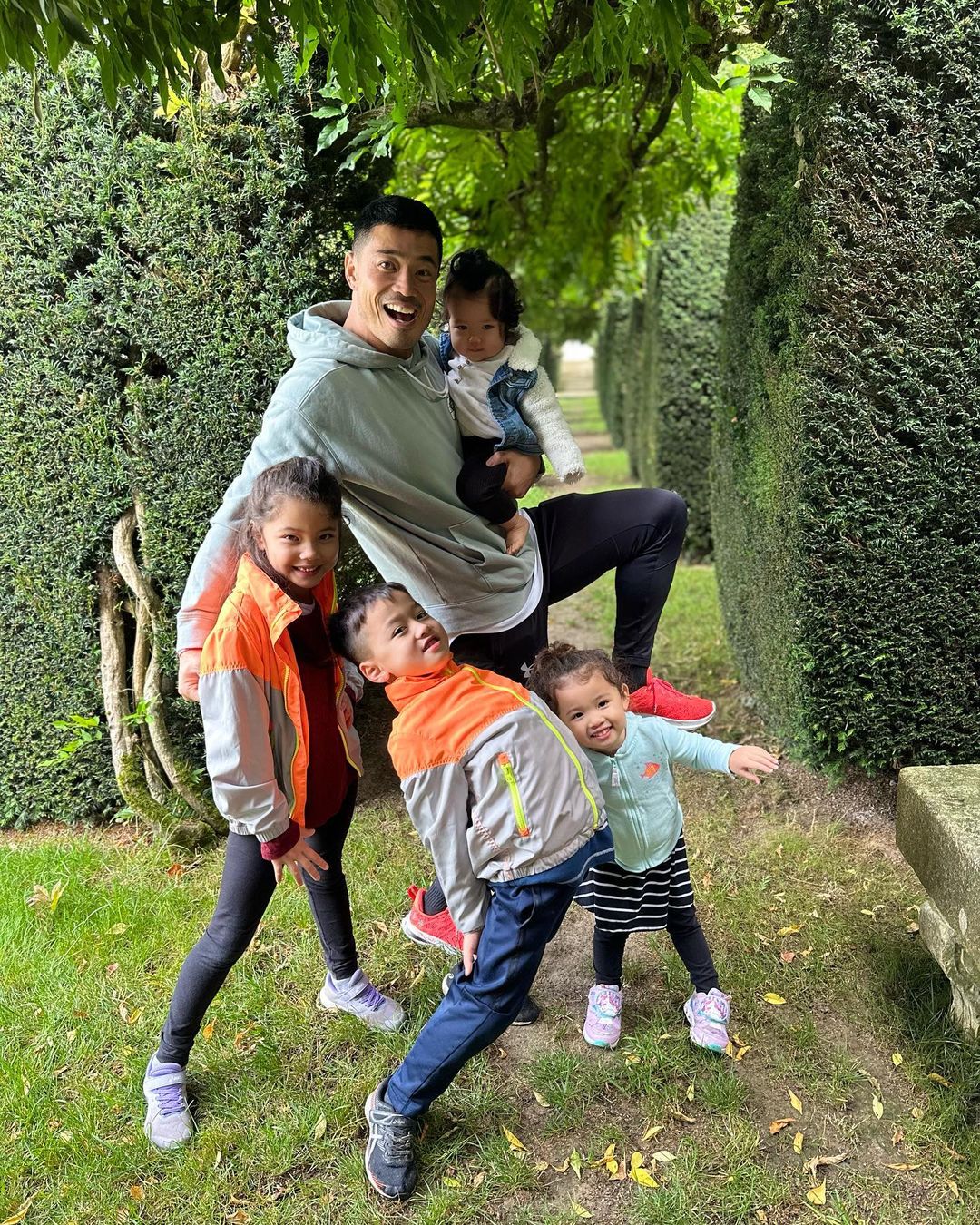 フランスで章仁さんと楽しそうな子どもたち　©本人提供