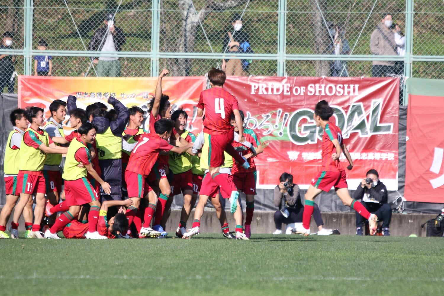 劇的な決勝ゴールを決めたDFチェイス・アンリを囲む尚志イレブン　©Takahito Ando