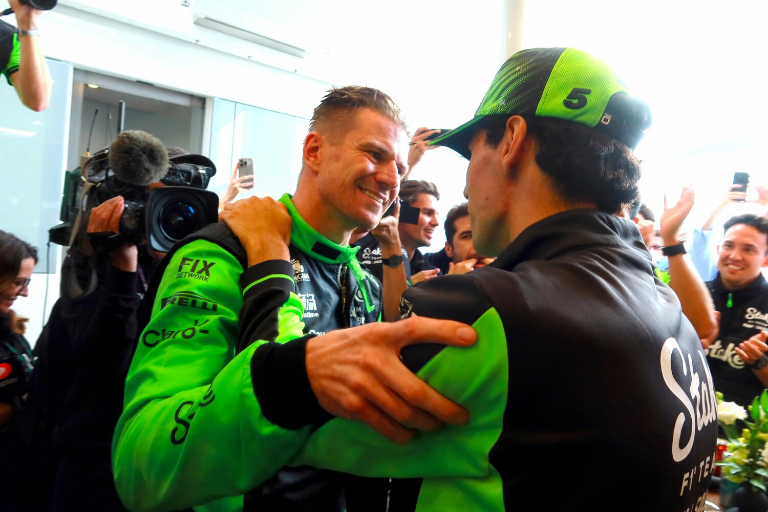 同僚ガブリエル・ボルトレートの祝福を受けるヒュルケンベルグ　©Masahiro Owari