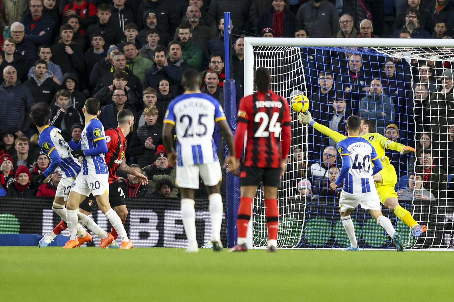 ボーンマス戦、後半42分三笘の劇的なヘディングゴール（2／3枚）。相手GKネトの手に当たりながら、ゴール左に吸い込まれた ©Getty Images