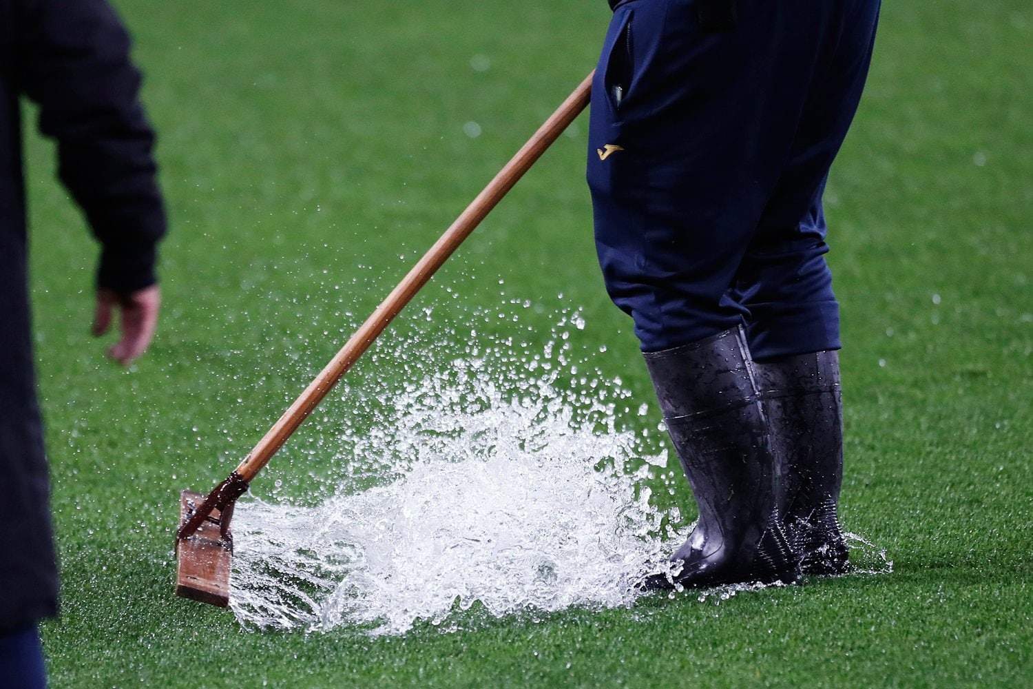 水を含んだピッチを何とか調整する©Daisuke Nakashima