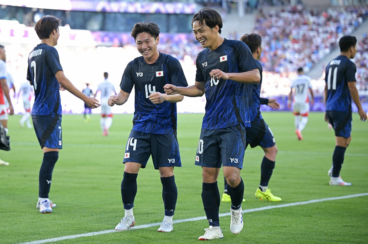 2ゴールを決めた三戸とチャンスを演出した斉藤　©Takuya Kaneko/JMPA