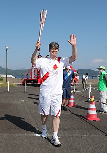 地元福井県で聖火ランナーを務めた荻野正二　ⒸJIJI PRESS