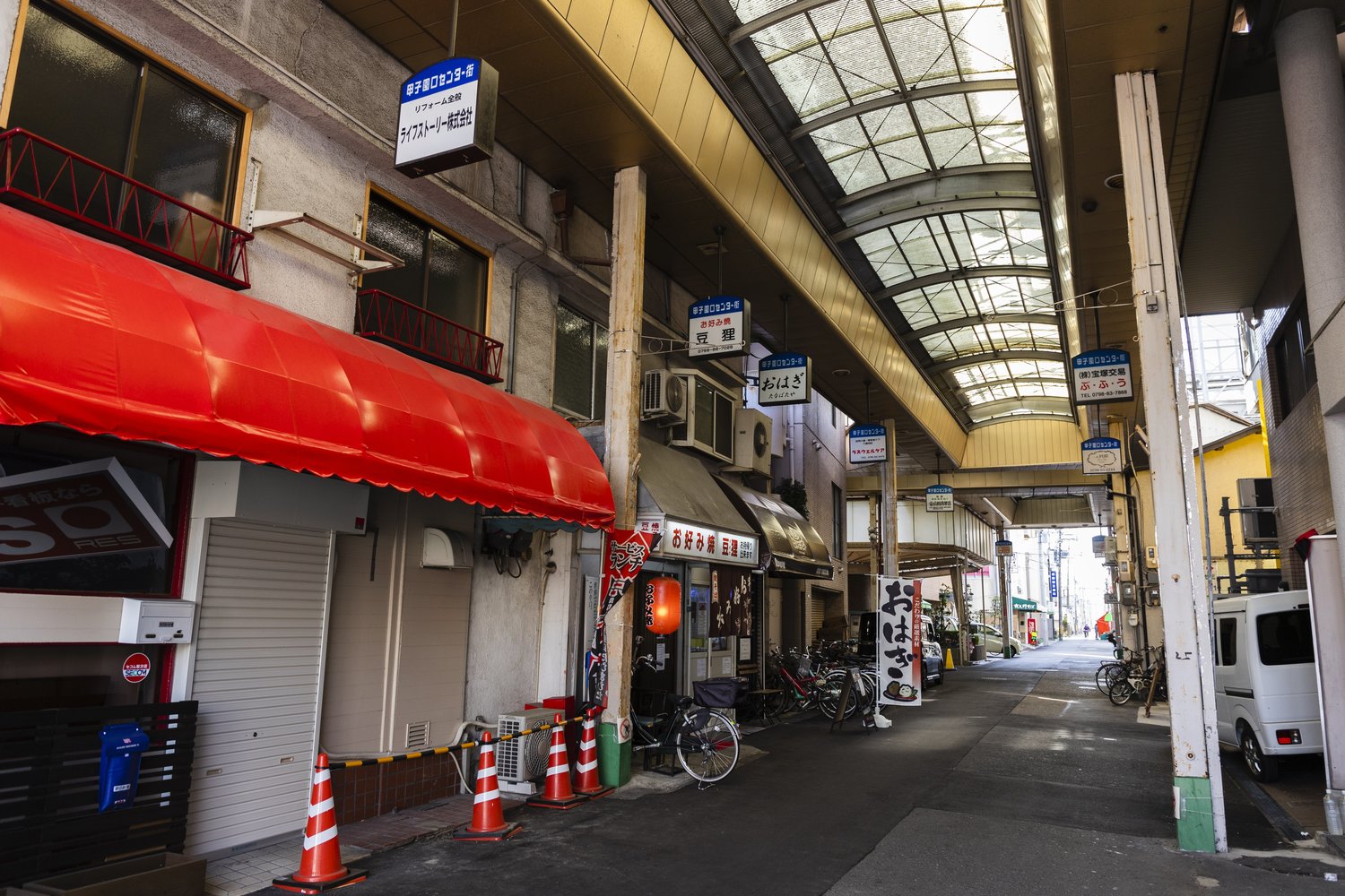 しばらく歩くとアーケードの商店街があった。20年以上前もここを歩いたような記憶がうっすらと思い出された