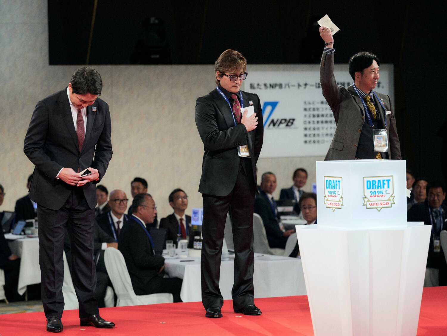 創価大・立石正広の交渉権を獲得し、ガッツポーズを見せる阪神・藤川球児監督（右）　©︎Yuki Suenaga