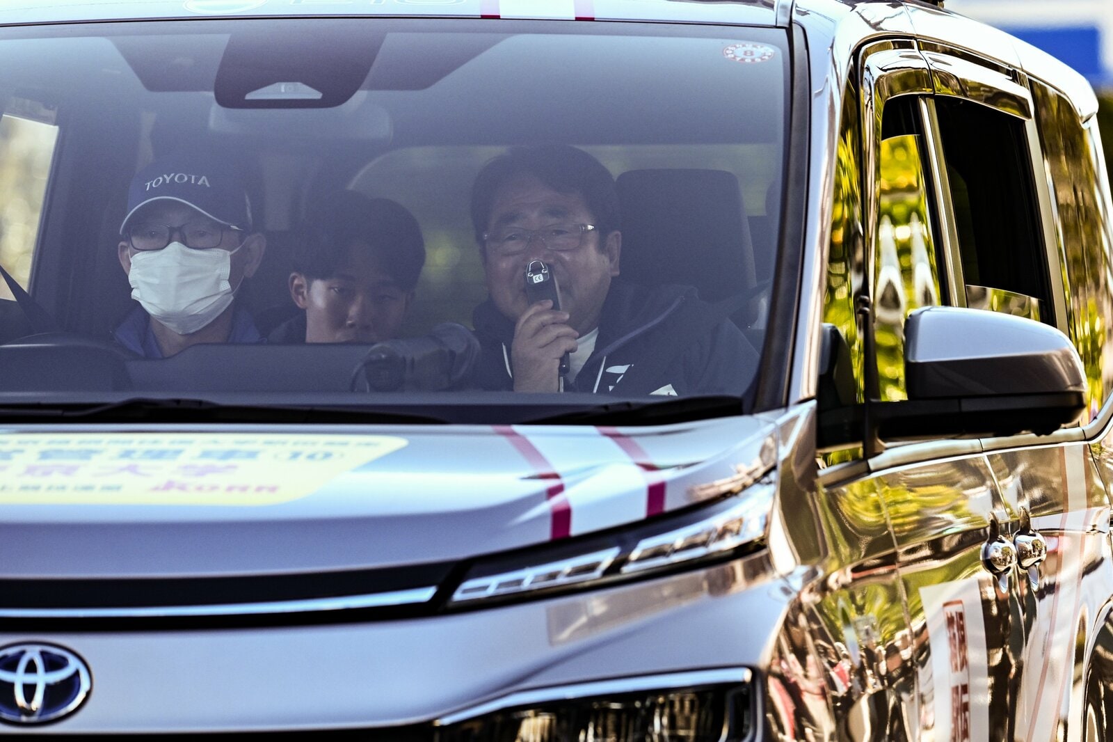 運営管理車から選手に声をかける中野監督 photograph by Yuki Suenaga