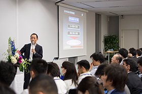 会場となったグロービス経営大学院東京校には、定員を大きく超える200名近くが集まり、熱心に聞き入っていた。 