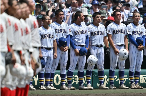 涙、涙…決勝で悪夢の暴投「サインミスでした」健大高崎キャッチャーは膝から崩れ落ちたが「じつは甲子園史上初」大記録を6投手と成し遂げたワケ