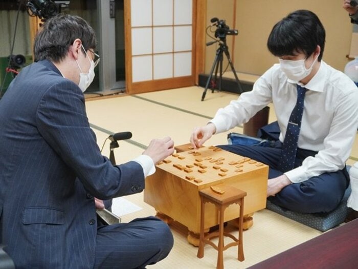 藤井聡太“A級1期で名人挑戦”以外も激闘! 順位戦の明暗「渡辺明名人と“ヤケ食い焼肉”の佐々木勇気・新八段らがA級へ」「千駄ヶ谷の受け師は…」<Number Web> photograph by JIJI PRESS