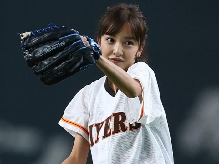 ヤクルト高橋奎二24歳と板野友美30歳 「AKBをやめたい」14歳でアイドルになった板野の“転機”…22歳で卒業し、高橋と結婚するまで＜Number Web＞ photograph by Sankei Shimbun