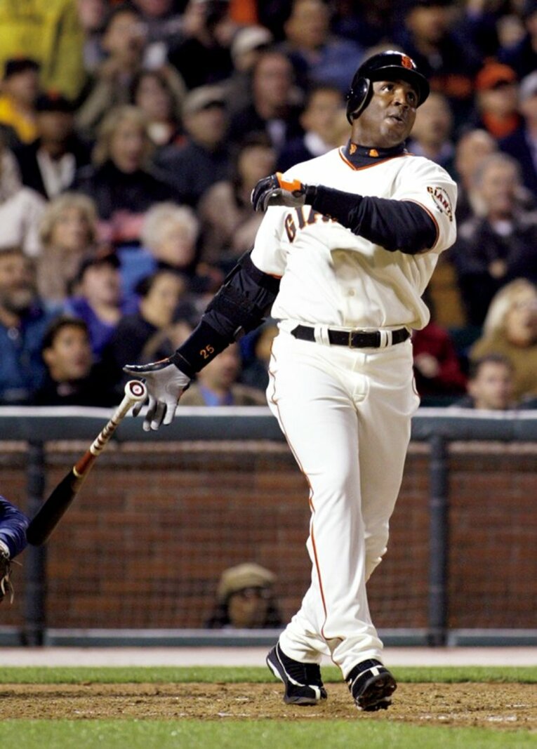 バリー・ボンズ／1964年7月24日生、米カリフォルニア州出身。'86年にドラフト1位でパイレーツ入団。'93年にジャイアンツ移籍。'03年に史上初の通算500本塁打500盗塁。'01年は最多の73本塁打。MVPは最多7度。薬物疑惑で'07年に事実上引退　©︎AFLO