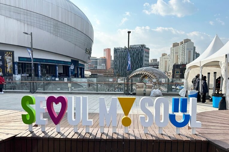 メジャーリーグ「ドジャース対パドレス」の開幕戦が行われた高尺スカイドーム前 ／ photograph by Yuko