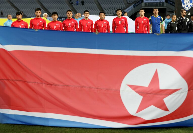 2017年12月の東アジアE-1選手権で来日し、韓国戦の前に国歌を歌う北朝鮮イレブン ／ photograph by JIJI PRESS